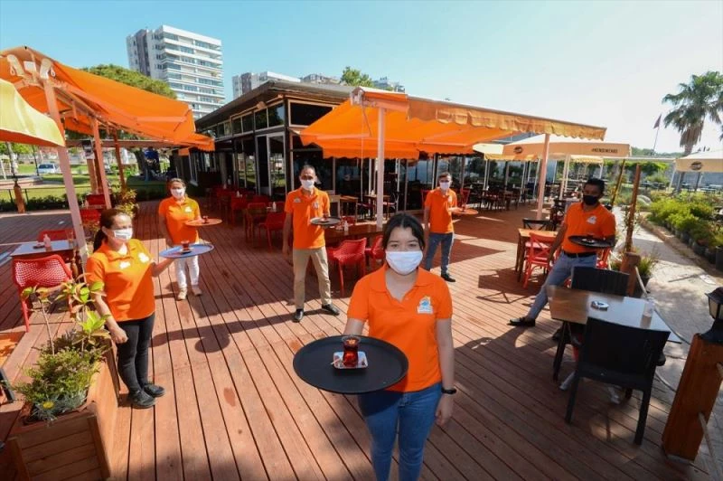 Muratpaşa Belediyesi, kafelerde sosyal mesafe önlemleri aldı