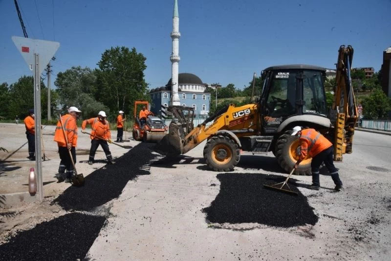 İzmit Belediyesinden Yeşilova Caddesi’ne 77 ton asfalt
