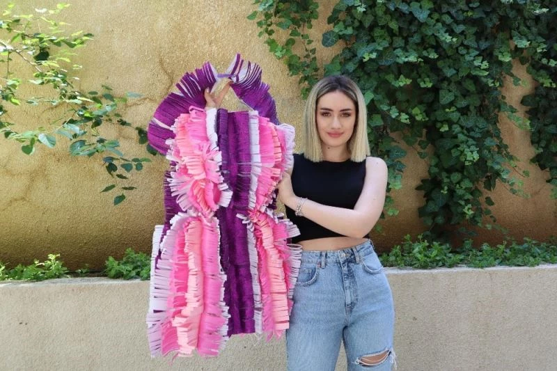 Kağıttan elbiseyle ödülü kaptı
