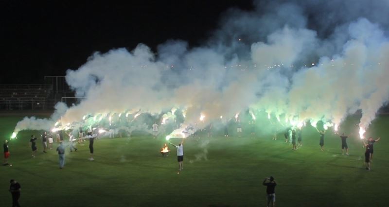 Futbolcular, TFF’nin alt liglerle ilgili kararını sahada meşale yakarak kutladı
