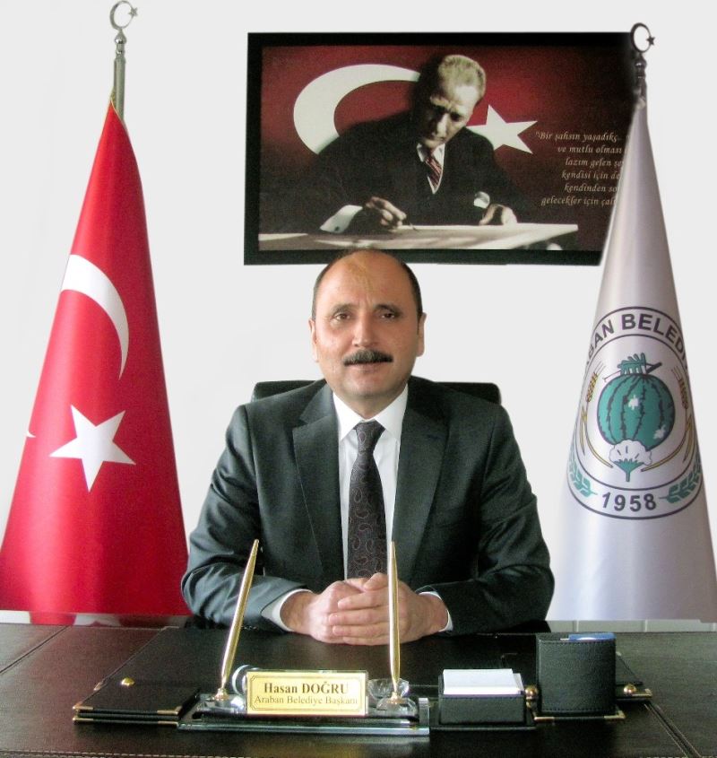 Doğru’ya rozetini Numan Kurtulmuş taktı
