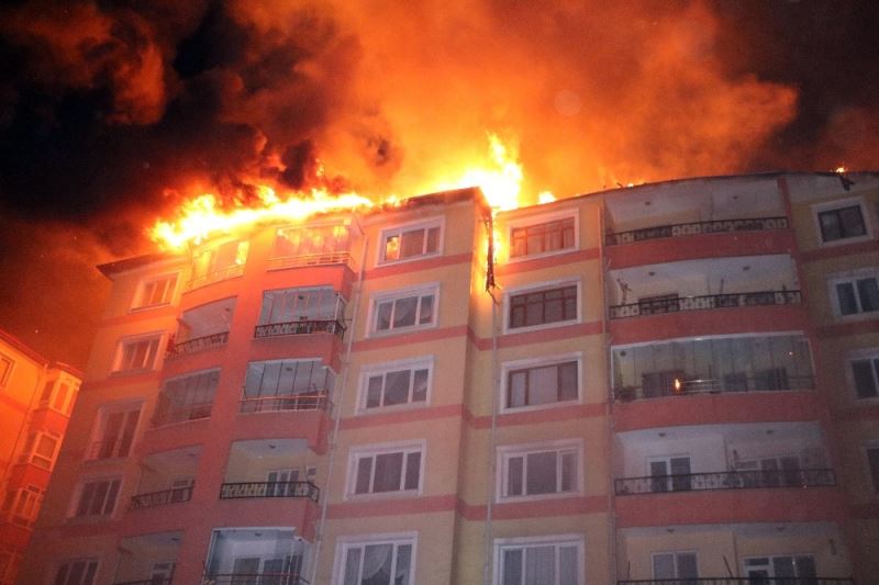 Yozgat’ta bir apartmanın çatısında çıkan yangın yan apartmanın çatısına sıçradı
