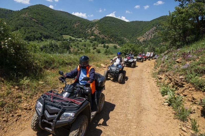 Dedelerin ATV keyfi, renkli görüntüler oluşturdu
