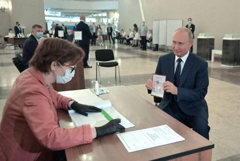 Putin, referandum için sandık başında
