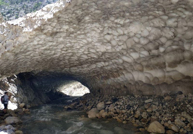 Kar tünelleri görenleri hayretler içinde bırakıyor
