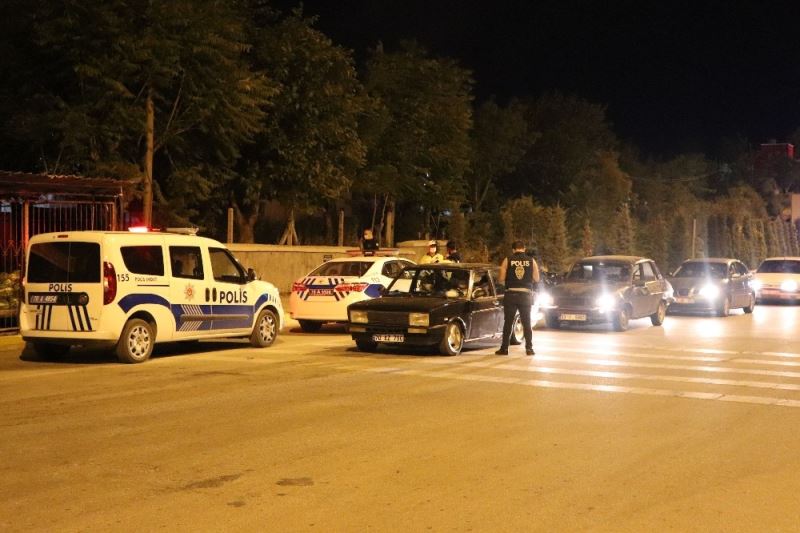 Karaman’da polisten asayiş ve trafik uygulaması
