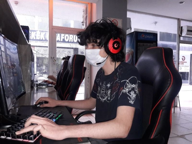 İnternet kafeler açıldı, gençler sosyal mesafelerini koruyarak oyun oynadı

