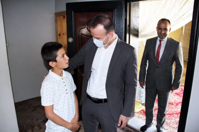 Hayalini kurduğu okula gidebilmek için gösterdiği çaba hayran bıraktı
