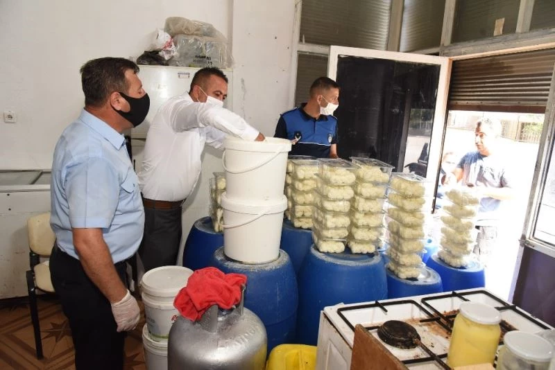 Pislik içinde ürettikleri peynirleri vatandaşlara yediremeden yakalandı
