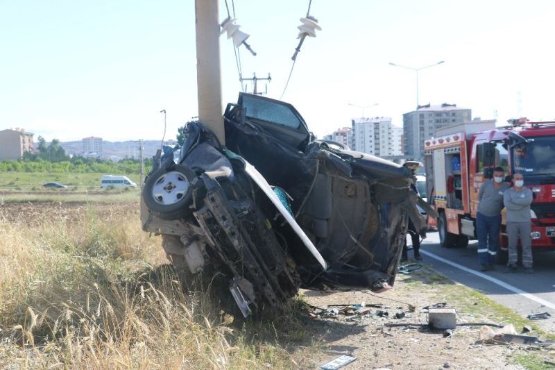 Sivas’ta otomobil elektrik direğine saplandı: 1 ölü
