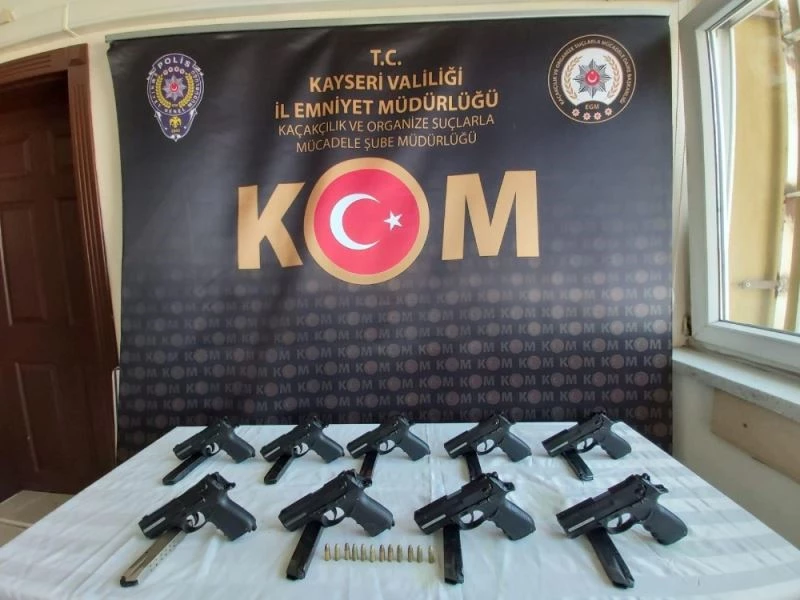 Polis, kente ruhsatsız silah getirerek ticaretini yapan şahısları kıskıvrak yakaladı
