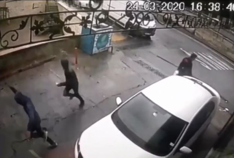 (Özel) İstanbul’un göbeğinde güpegündüz kapkaç dehşeti kamerada
