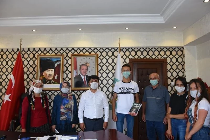 Başkan Ergü’den lise birincilerine çeyrek altın
