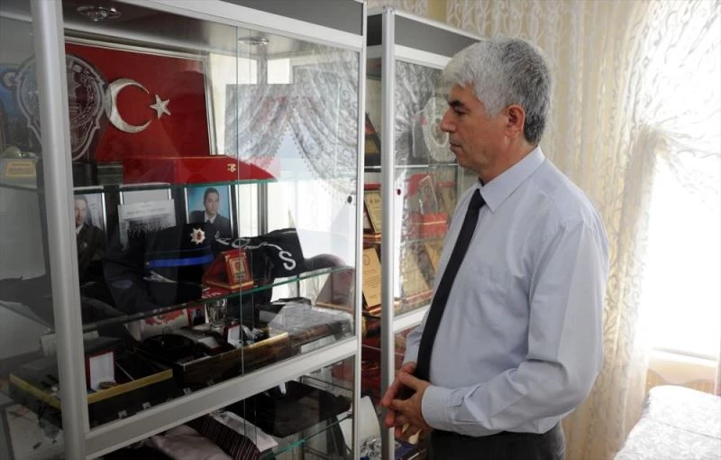 Şehit oğluna özlemini eşyalarıyla gidermeye çalışıyor