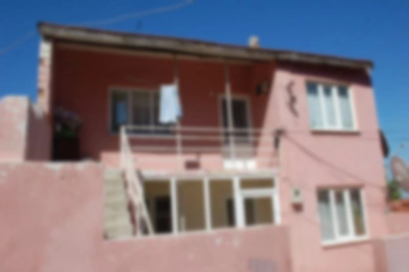 Düğüne hazırlanan gelinin 60 bin liralık nişan takılarını çaldılar
