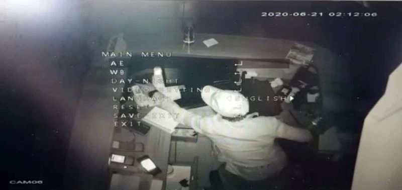 (Özel) İstanbul’da hırsızlık için girdiği iş yerinde “portakal suyu” sıkan hırsız kamerada
