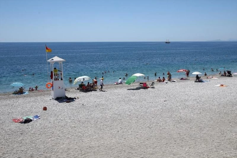 Denizde yüzerken tabanca buldu