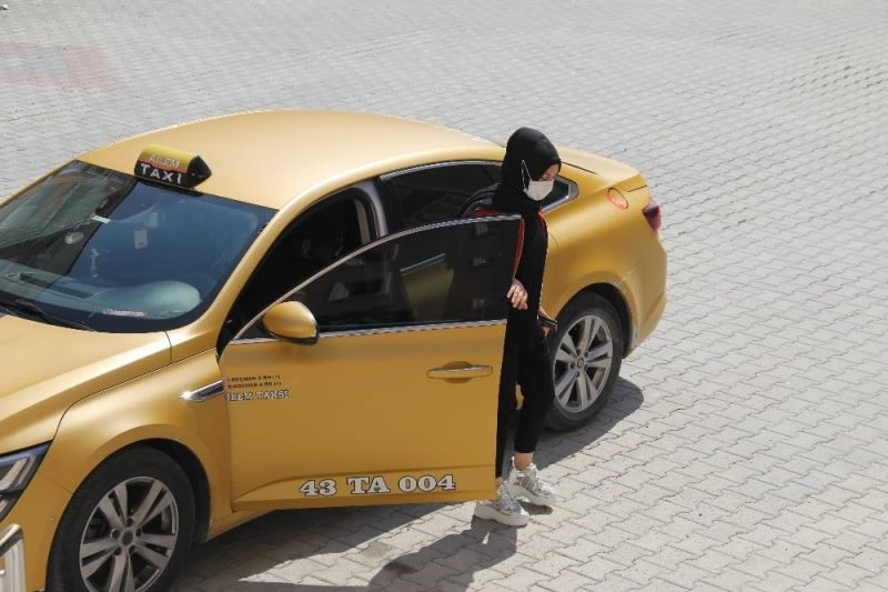 Hem taksici, hem ev hanımı
