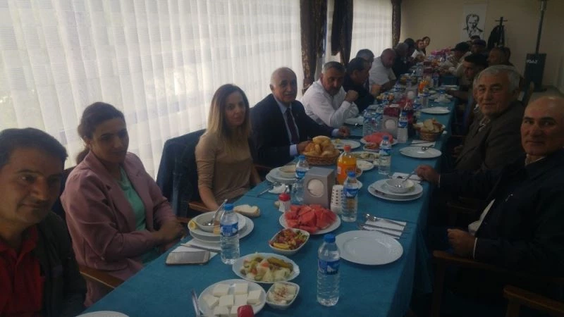 Çıldır Belediyesi emekli olan personeller için yemek organize etti
