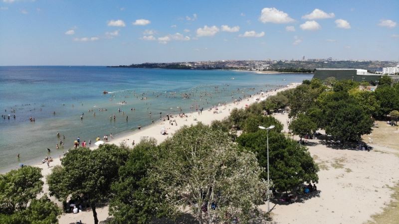 Menekşe Halk Plajı’nda endişelendiren kalabalık
