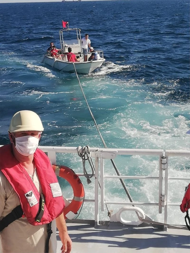 Ambarlı açıklarında sürüklenen tekne marinaya çekildi
