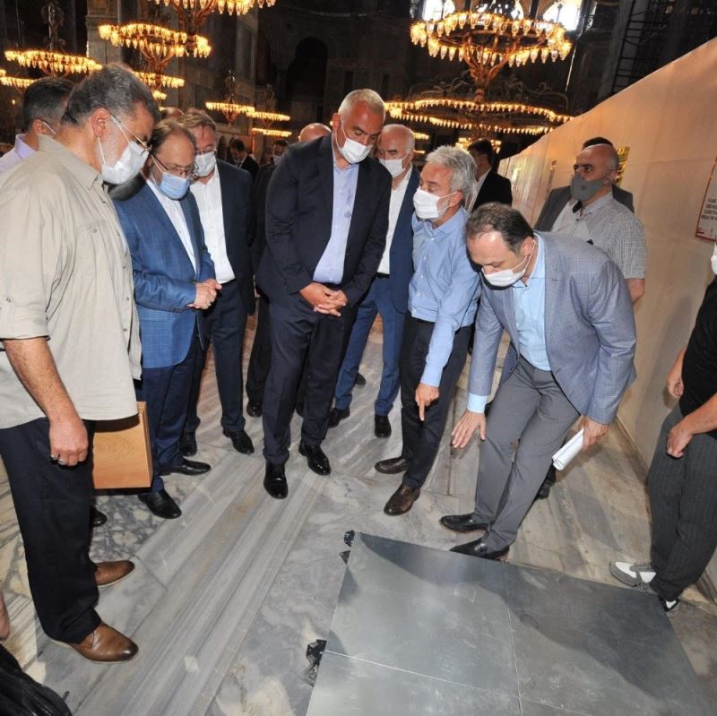 Bakan Ersoy ve Diyanet İşleri Başkanı Erbaş, Ayasofya Camii’nde incelemelerde bulundu

