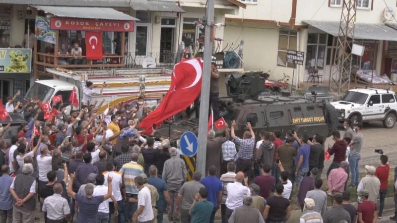 Operasyondan dönen jandarmayı kurban keserek karşıladılar
