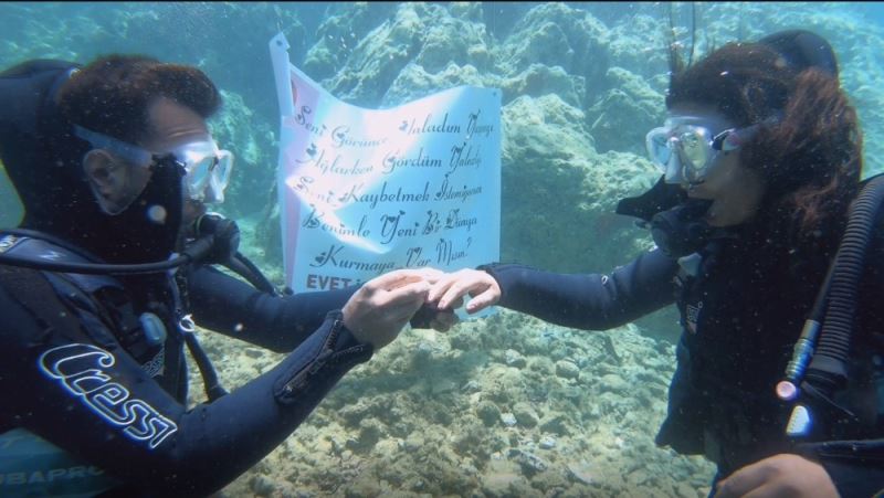 Suyun metrelerce altında sürpriz evlilik teklifi
