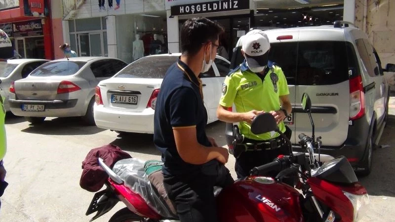 Yeni aldığı motosikletiyle ters yöne girince ceza yedi
