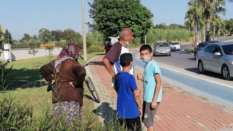 Palmiyeye çarpıp 3 lastiği yarılan araçtan burunları kanamadan çıktılar
