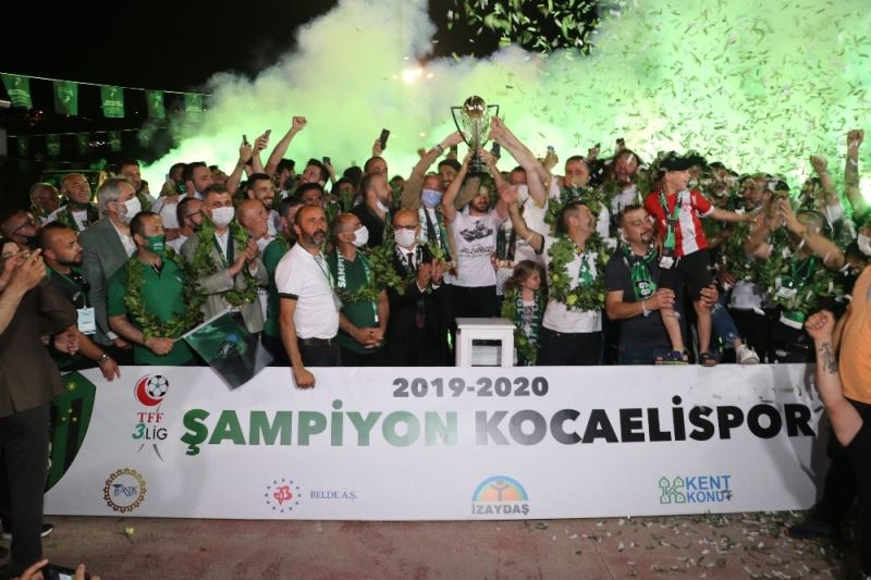 TFF 3. Lig Şampiyonu Kocaelispor’un kutlamaları kenti yaktı

