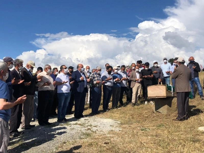 Traktörün altında kalarak can veren Sarak, son yolculuğuna uğurlandı
