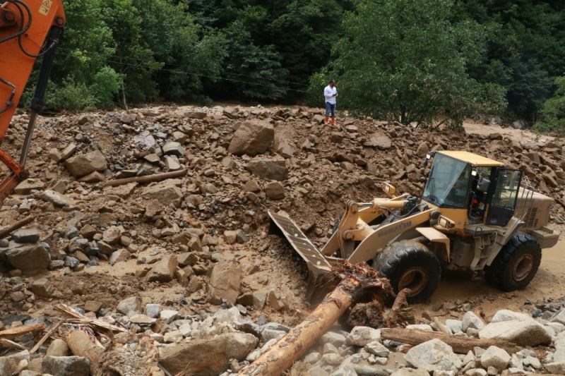 Rize-Erzurum karayolu sel nedeniyle ulaşıma kapandı
