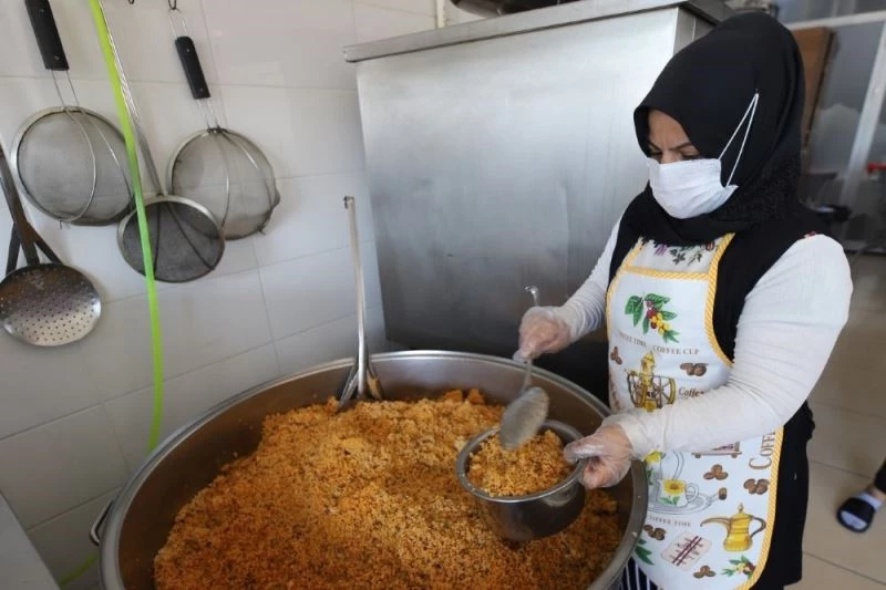 Nevşehir Belediyesinden ihtiyaç sahipleri için askıda elbise aşevine metal yemek kabı desteği

