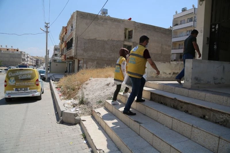 İhtiyaç sahibi ailelere alışveriş kartları teslim ediliyor
