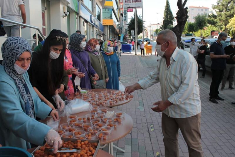 Ayasofya’nın ibadete açılmasının ardından lokma dağıttılar
