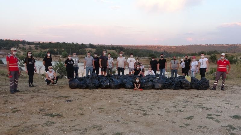 Vatandaşlar, piknik alanında 100 poşetten fazla çöp topladı
