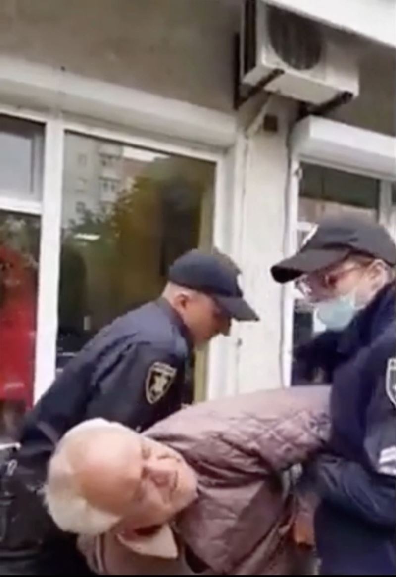 Ukrayna’da maske takmayan yaşlı adama polis şiddeti

