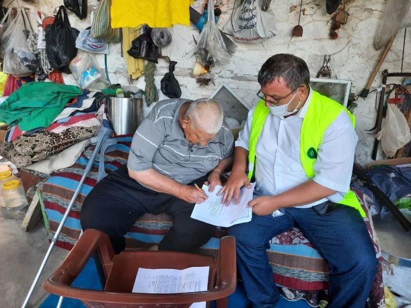 76 yaşındaki engelli yaşlı adamın su aboneliği evinde yapıldı
