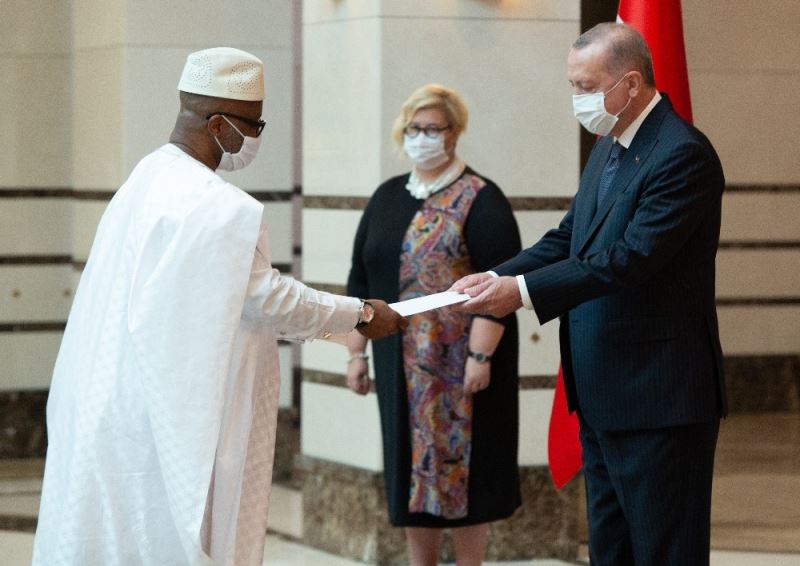 Sierra Leone Büyükelçisi Kai-Samba, Cumhurbaşkanı Erdoğan’a güven mektubu sundu
