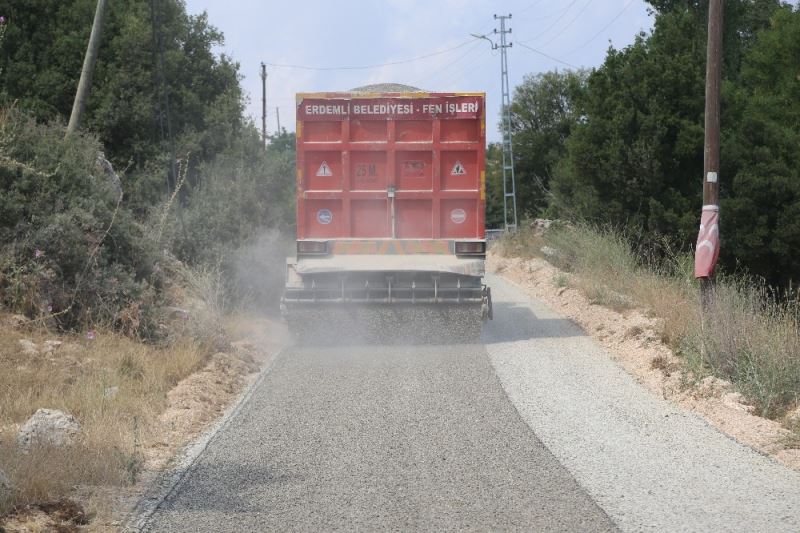 Erdemli Küstülü’de yollar asfaltlandı
