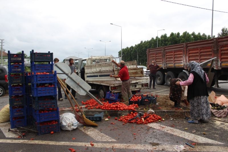 Kamyon kamyonete çarptı, domatesler yola saçıldı
