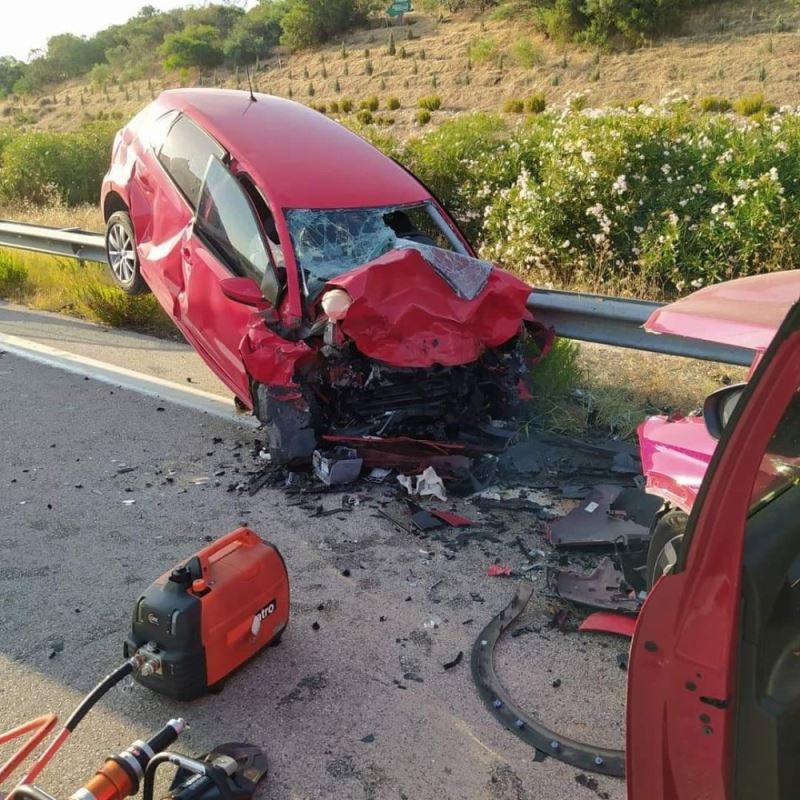 İzmir-Çeşme otoyolunda kaza: 1 ölü, 1 yaralı
