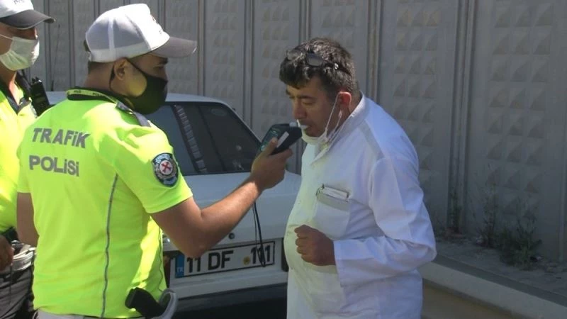 Alkolmetreye üfleyemeyen sürücüye polisten uygulamalı ders
