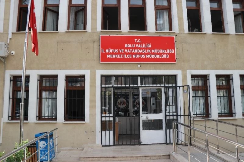 Bolu’da, Nüfus Müdürlüğü’ne girerek 