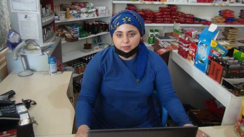 Marketteki yalnız kadına ‘komşuyuz yaz deftere’ deyip para ödemeden kayıplara karıştı
