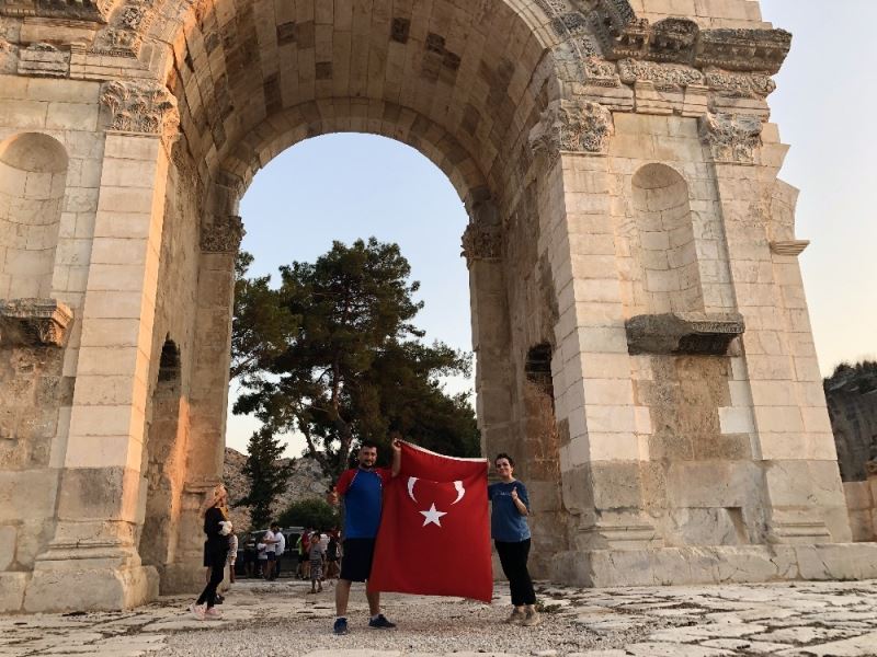 Şehitler anısına Anavarza Kalesi etrafından Türk bayrakları ile koştular
