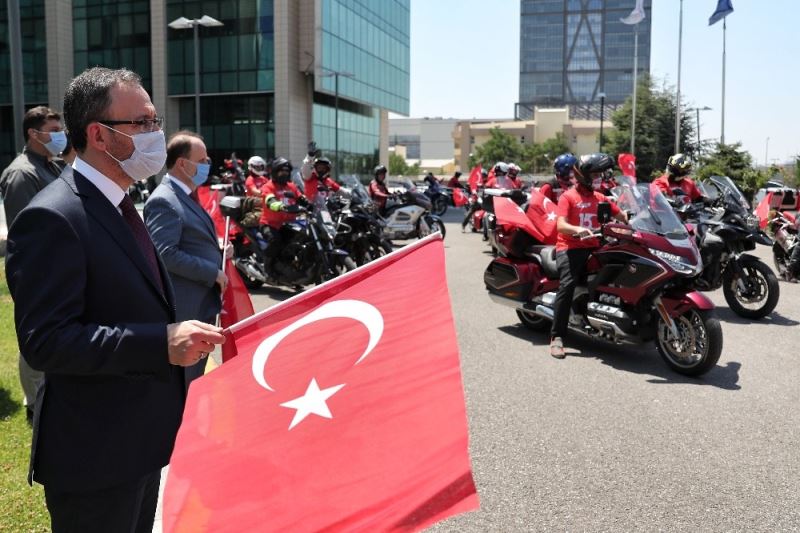 Bakan Kasapoğlu, motosikletçileri Gençlik ve Spor Bakanlığı’nda karşıladı
