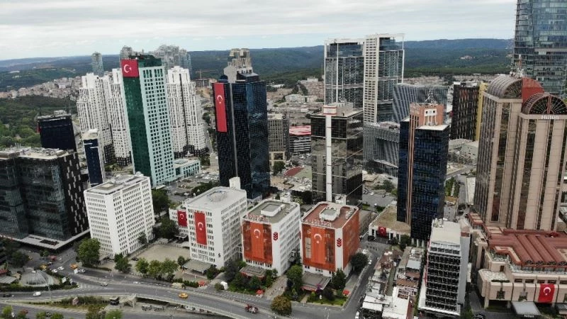 Maslak’taki gökdelenler 15 Temmuz için kırmızı beyaz oldu
