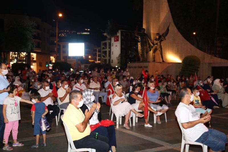 Alanya’da yüzlerce kişi ‘demokrasi’ nöbetinde
